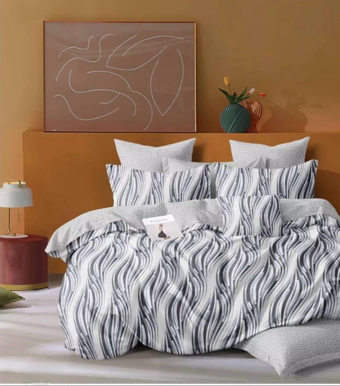 Višebojne pamučne posteljine. Sadrži: plahta 220x240 cm, navlaka za jorgan 200x220 cm, jastučnice 50x70 cm 2 komada.