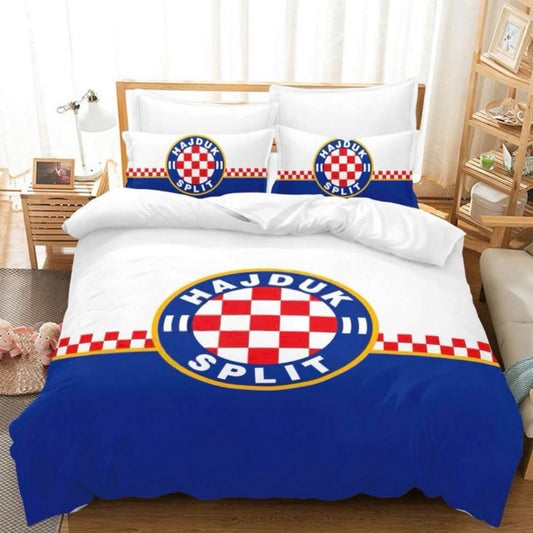 Jednokrevetna pamučna navijačka posteljine. Sadrži: plahta 150x220 cm, navlaka za jorgan 140x200 cm, jastučnica 50x70 cm