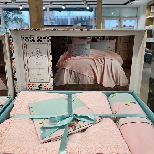 Prekrivač posteljina 100% pamuk 4/1 (prekrivač 210×230 cm + čaršaf 240×260 cm + 2 jastučnice 50×70 cm) – bračni krevet.